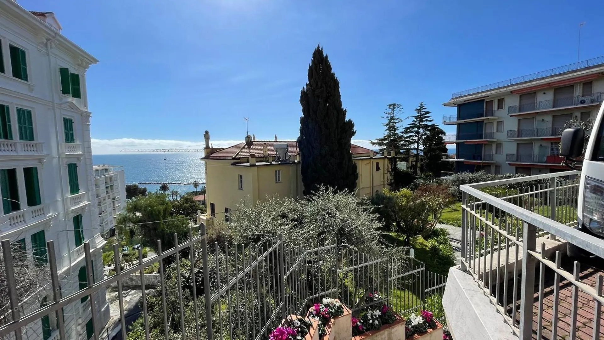 Flower Sea Hope-Con Posto Auto A 10 Minuti Dalla Spiaggia contacts